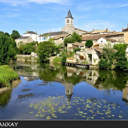 Domaine De La Briouse Bed & Breakfast Sanxay Bagian luar foto
