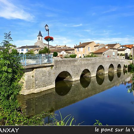 Domaine De La Briouse Bed & Breakfast Sanxay Bagian luar foto