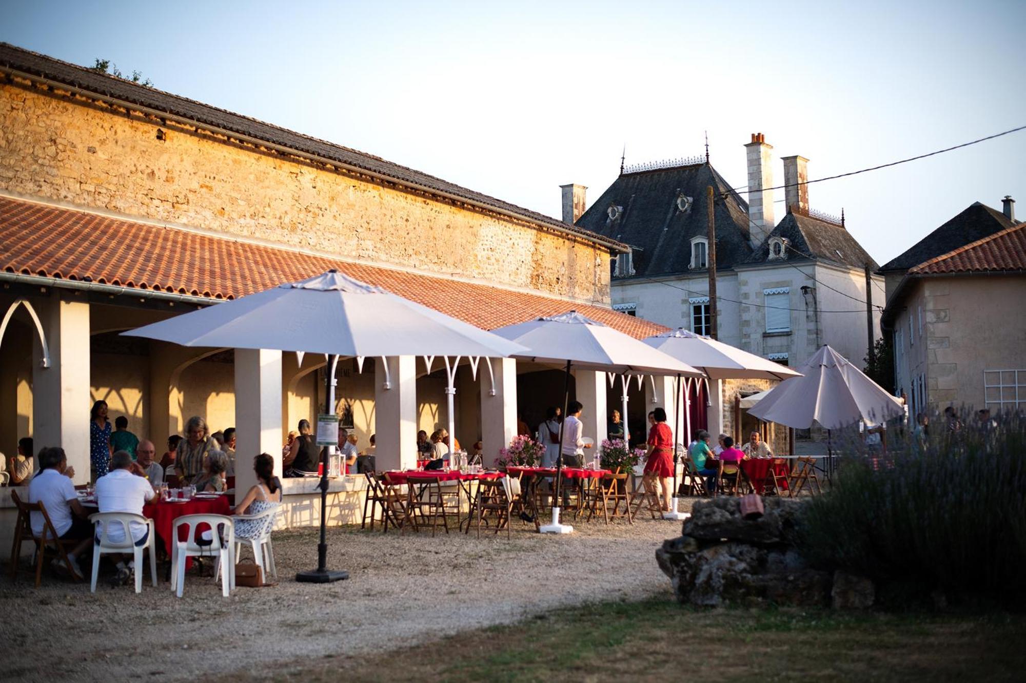 Domaine De La Briouse Bed & Breakfast Sanxay Bagian luar foto