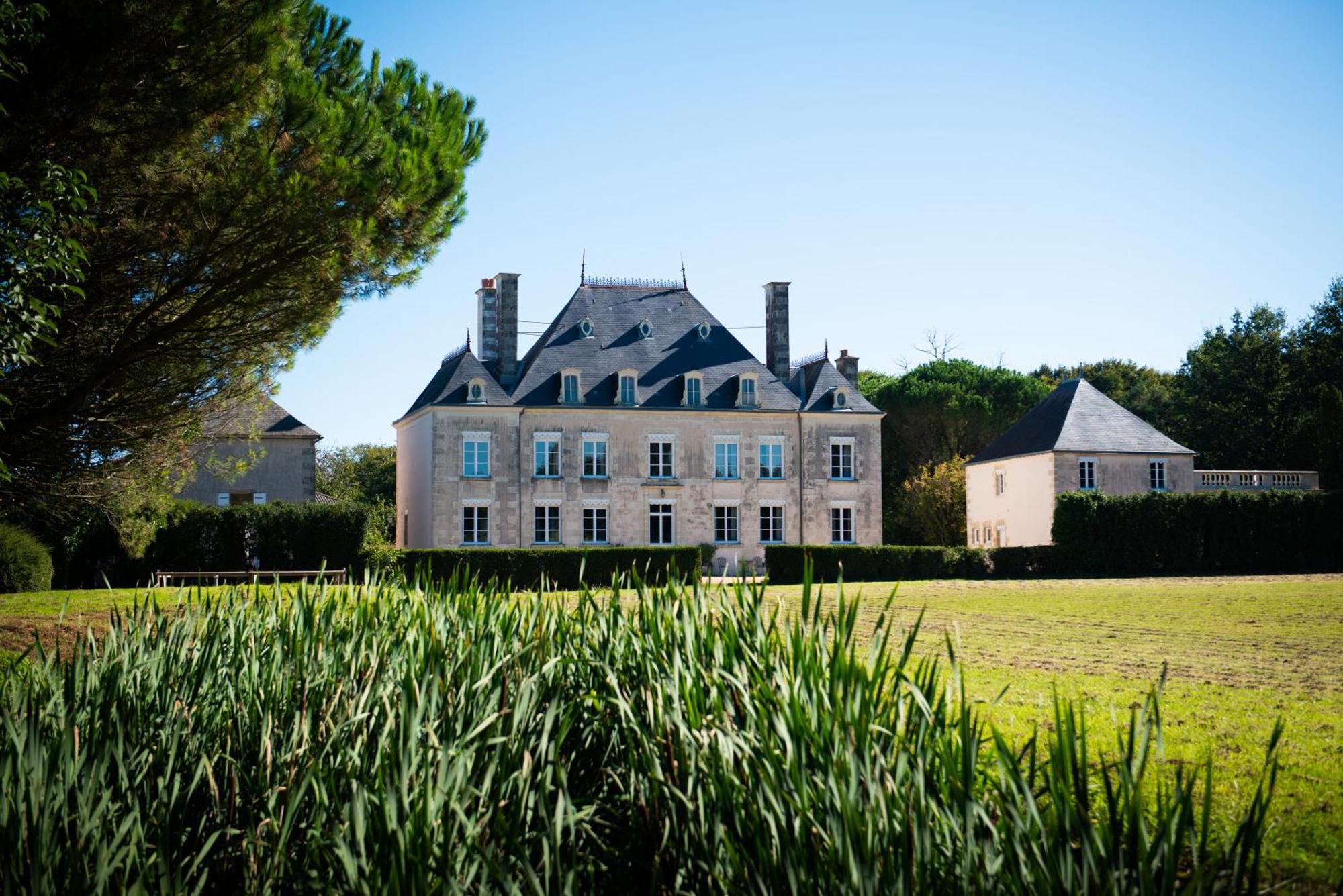 Domaine De La Briouse Bed & Breakfast Sanxay Bagian luar foto